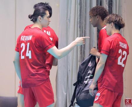 　藤中颯志（右）にあいさつするもはぐらかされ、詰め寄るバレーボール男子日本代表・高橋慶帆（撮影・吉澤敬太）