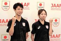 　パリ五輪から帰国したマラソン代表の（左から）赤崎暁、鈴木優花＝２０２４年８月