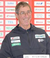 　笑顔を見せる日本代表のロラン・ティリ監督（撮影・吉澤敬太） 