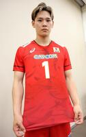 　伝統芸能から着想を得た意匠が施された新ユニホームを披露するバレーボール男子日本代表・西田有志（撮影・吉澤敬太）
