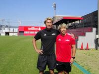 　リーグワン神戸の退団を表明した山中亮平（左）と山下楽平