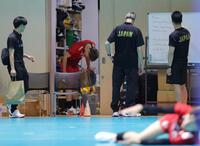 　早々に練習を切り上げ、一礼してコートを去る西田有志。右から２人目はロラン・ティリ監督（撮影・吉澤敬太）