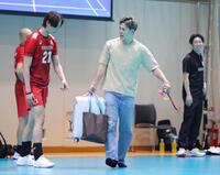 　日本代表の練習を冒頭で切り上げ、一人帰路につく西田有志（中央）＝撮影・吉澤敬太