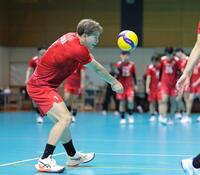 　チームメートがアップへ向かうのを横目に別メニューで練習する西田有志（撮影・吉澤敬太）