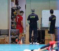 　日本代表の練習を冒頭で切り上げ、一人帰路につく西田有志。右から２人目はロラン・ティリ監督（撮影・吉澤敬太）