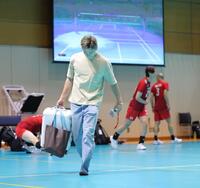 　日本代表の練習を冒頭で切り上げ、一人帰路につく西田有志（中央）＝撮影・吉澤敬太