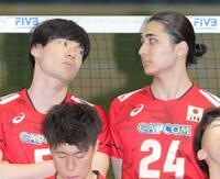 　記念撮影時に談笑する大塚達宣（左）と高橋慶帆（撮影・吉澤敬太）