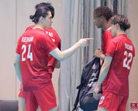 　藤中颯志（右）にあいさつするもはぐらかされ、詰め寄るバレーボール男子日本代表・高橋慶帆（撮影・吉澤敬太）