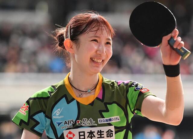 早田ひな 世界的日本人彫刻家と2ショットにファン「すごーい