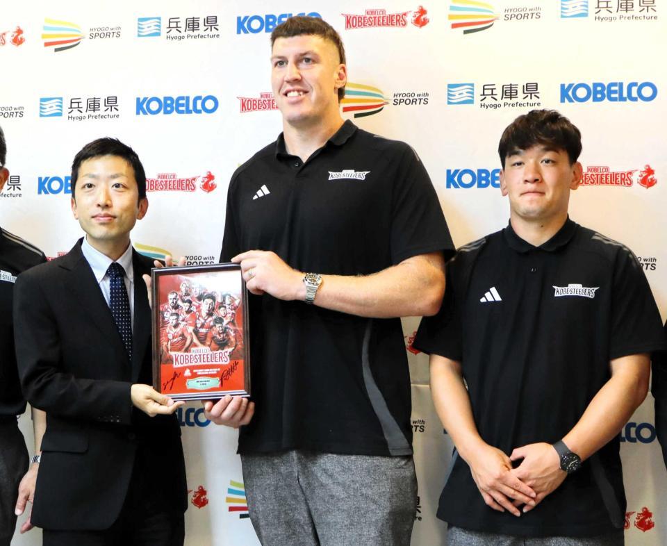 　シーズン報告を行った（右から）李承信、ブロディ・レタリック