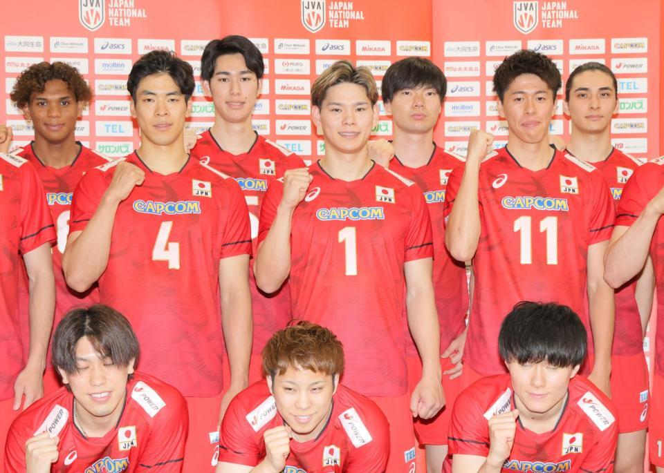 　新ユニホームをまとい笑顔を見せる西田有志（中央）ら日本代表（撮影・吉澤敬太）
