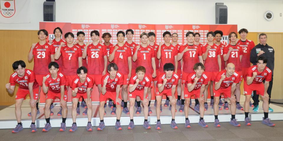 　新ユニホームで笑顔を見せる日本代表（撮影・吉澤敬太）