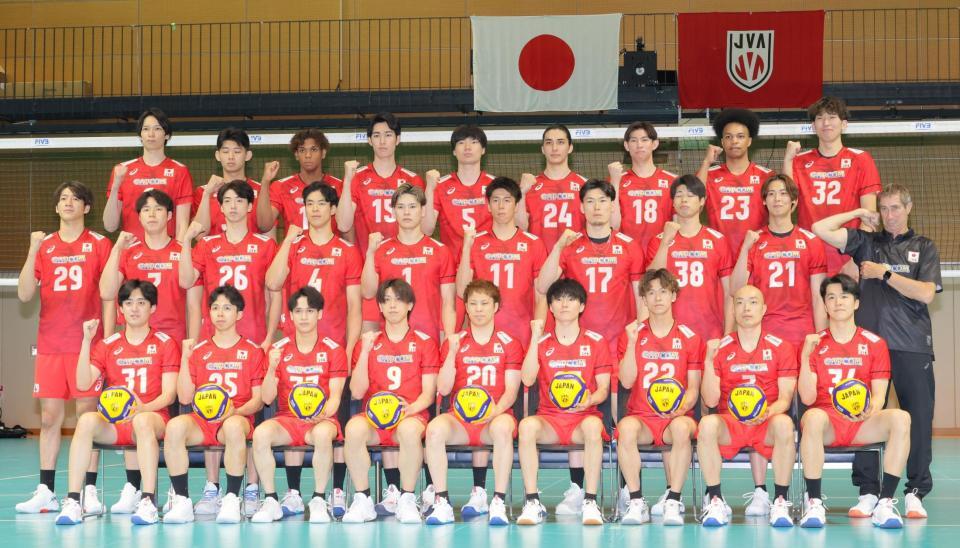 　ロラン・ティリ監督（中列右端）と共にポーズを決めるバレーボール男子日本代表（撮影・吉澤敬太）