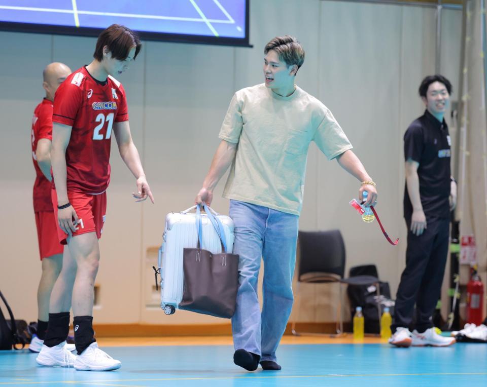 　日本代表の練習を冒頭で切り上げ、一人帰路につく西田有志（中央）＝撮影・吉澤敬太