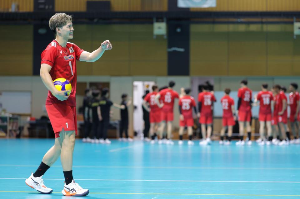 　練習前にチームメートが円陣を組むのを横目に別メニューで練習する西田有志（撮影・吉澤敬太）