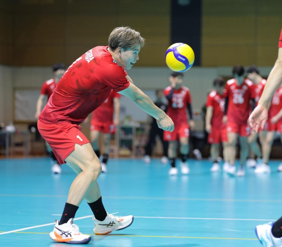 　チームメートがアップへ向かうのを横目に別メニューで練習する西田有志（撮影・吉澤敬太）