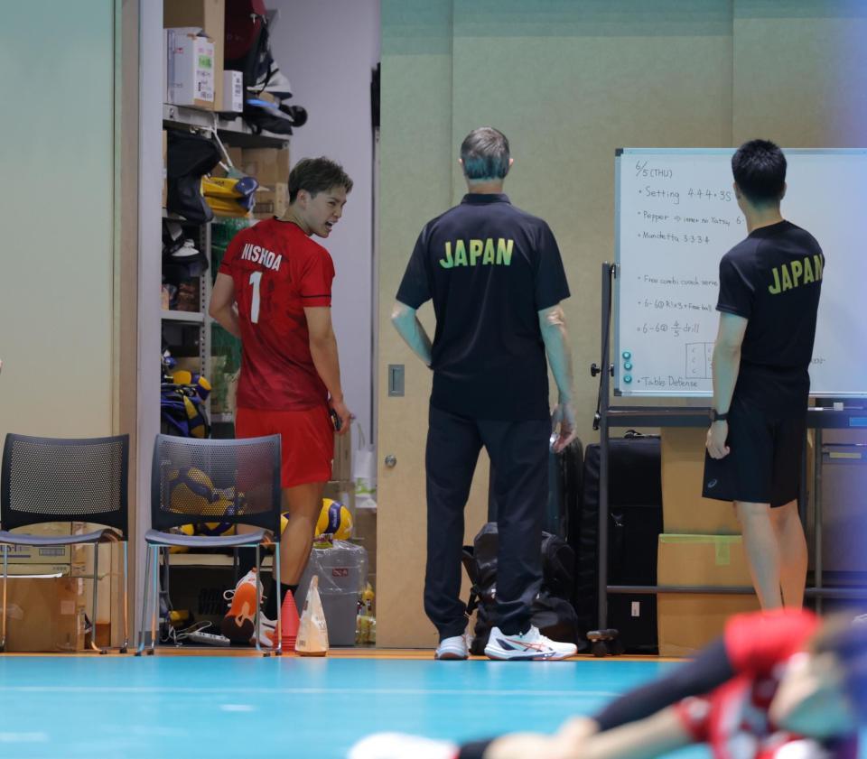 　日本代表の練習を冒頭で切り上げ、一人帰路につく西田有志。右から２人目はロラン・ティリ監督（撮影・吉澤敬太）