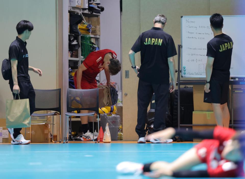 　早々に練習を切り上げ、一礼してコートを去る西田有志。右から２人目はロラン・ティリ監督（撮影・吉澤敬太）