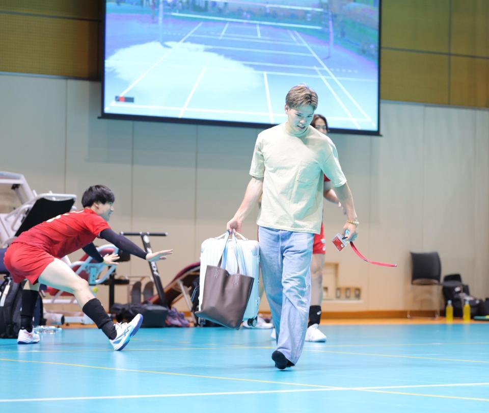 　日本代表の練習を冒頭で切り上げ、一人帰路につく西田有志（中央）＝撮影・吉澤敬太