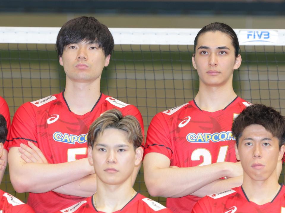 　記念撮影時に並ぶ大塚達宣（左）と高橋慶帆。手前は西田有志（撮影・吉澤敬太）