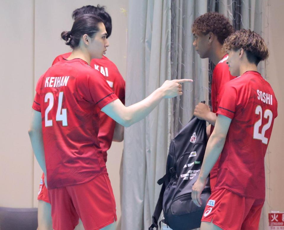 　藤中颯志（右）にあいさつするもはぐらかされ、詰め寄るバレーボール男子日本代表・高橋慶帆（撮影・吉澤敬太）