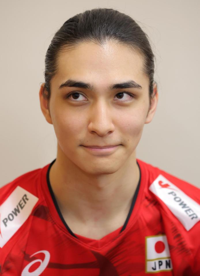 　会見でほほ笑むバレーボール男子日本代表・高橋慶帆（撮影・吉澤敬太）
