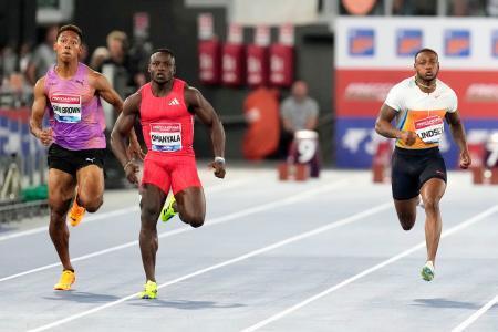 　男子１００メートルで力走するサニブラウン・ハキーム（左）＝ローマ（ＡＰ＝共同）