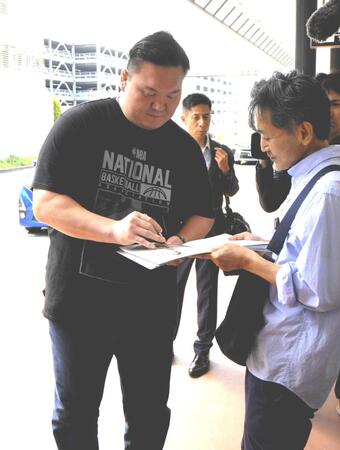 元白鵬がモンゴルから帰国「あさって全て話します」　９日に記者会見　離日中に日本相撲協会退職が決定