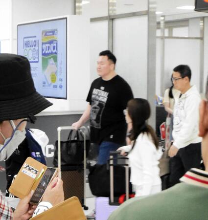 　モンゴルからの航空機で日本に到着した宮城野親方