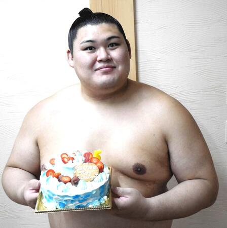　報道陣から２５歳のバースデーケーキを贈られ笑顔の大の里