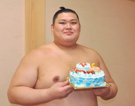 　報道陣から贈られた誕生日ケーキを手にする大の里＝７日、茨城県阿見町の二所ノ関部屋