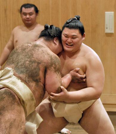 　朝稽古で汗を流す、２５歳の誕生日を迎えた大の里（右）＝７日、茨城県阿見町の二所ノ関部屋