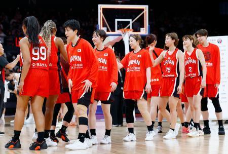 　台湾に大勝しタッチを交わす日本の選手たち＝豊田合成記念体育館