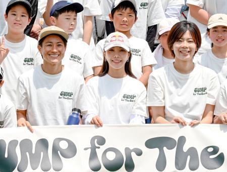 　サッカー女子元日本代表の近賀ゆかりさん（前列左）らと写真に納まるノルディックスキー・ジャンプ女子の高梨沙羅（同中央）＝７日、山形市