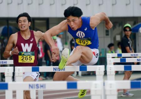 　男子１１０メートル障害を２連覇した阿部竜希（右）＝ＪＦＥ晴れの国スタジアム