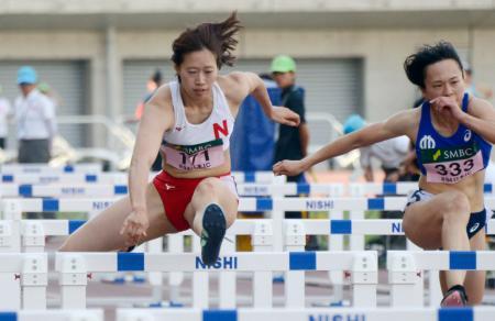 　女子１００メートル障害で日本学生記録を更新する１３秒０２で優勝した島野真生（左）＝ＪＦＥ晴れの国スタジアム
