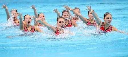 　エキシビションでチームＴＲを披露するＡＳ日本代表＝東京アクアティクスセンター