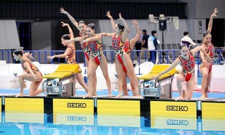 　エキシビションでチームＴＲを披露するＡＳ日本代表＝東京アクアティクスセンター　