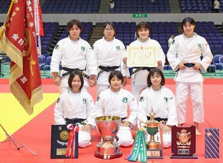 　女子１部で３連覇を果たしたＪＲ東日本の田中志歩（後列右端）と大森朱莉（前列右端）ら＝北海きたえーる
