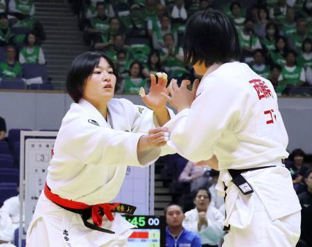 　女子１部でコマツの選手と対戦するＪＲ東日本の田中志歩（左）＝北海きたえーる