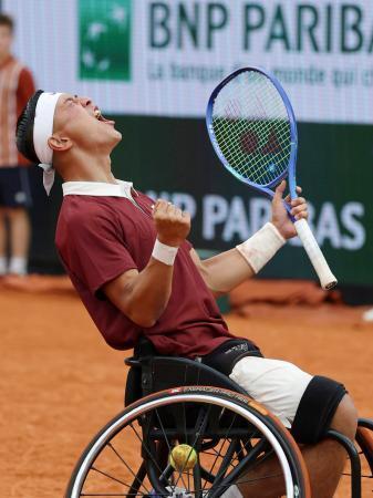 　車いすの部男子シングルスで３連覇を達成し喜ぶ小田凱人＝パリ（共同）