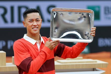 　車いすの部男子シングルスで３連覇を達成した小田凱人＝パリ（共同）