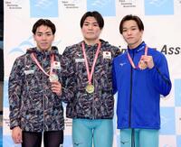 　男子４００メートル個人メドレーで優勝した松下知之（中央）。左は２位の西川我咲