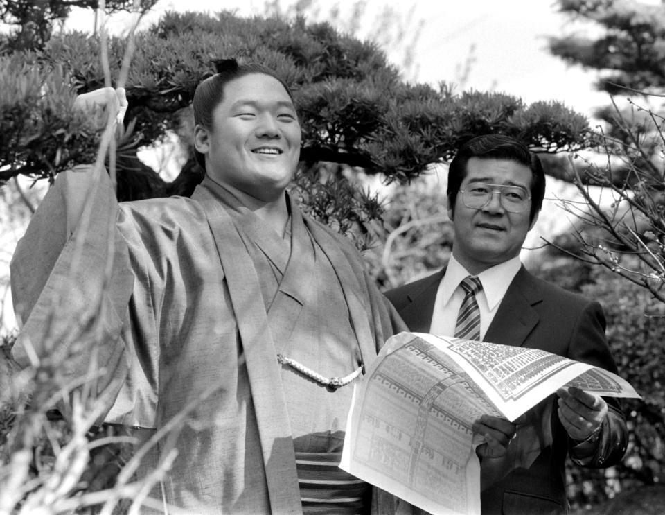 　元幕内藤ノ川の服部祐児さん（左）