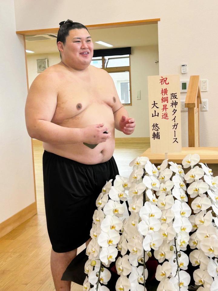 　阪神の大山から胡蝶蘭が届き、笑顔を見せる大の里