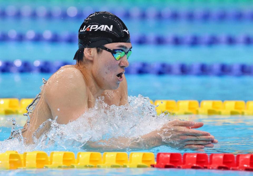 　平泳ぎで力泳する松下知之
