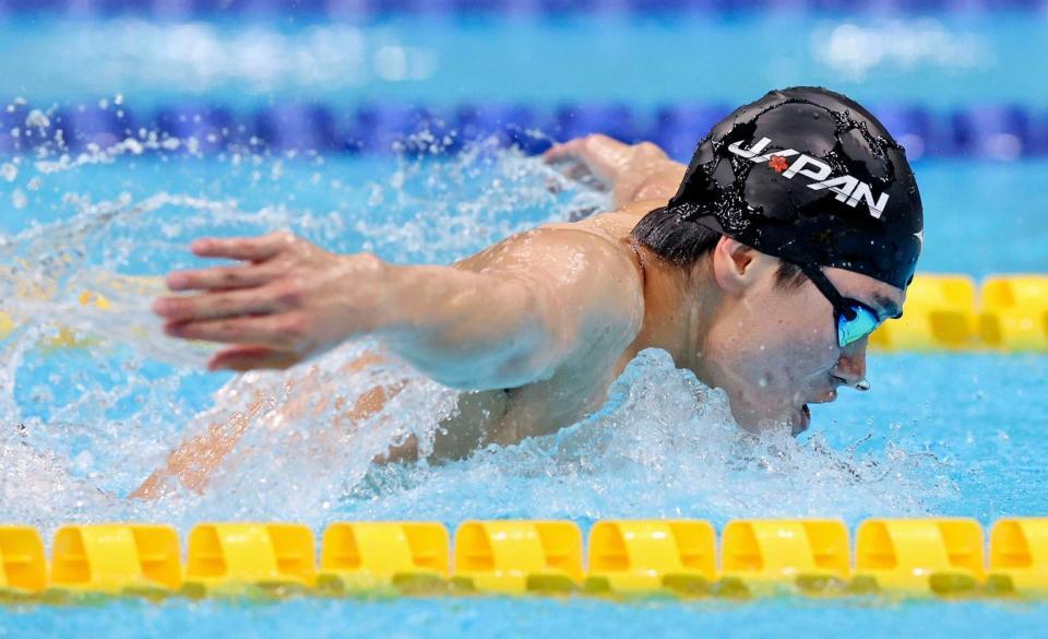 　バタフライで力泳する松下知之