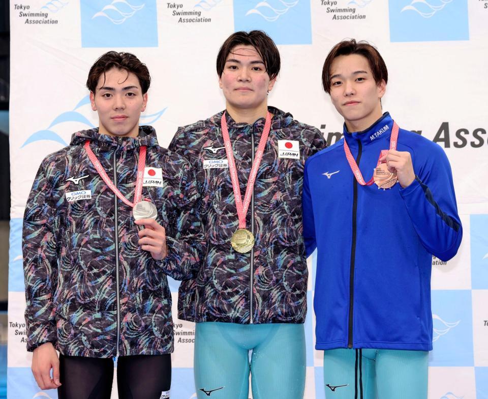 　男子４００メートル個人メドレーで優勝した松下知之（中央）。左は２位の西川我咲