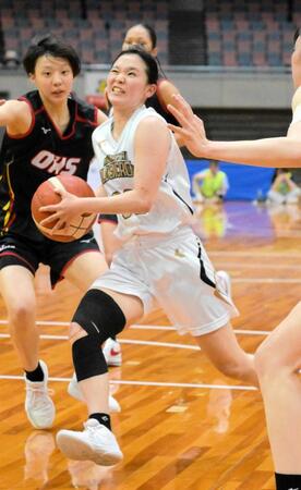 　第３Ｑ、大阪人間科学大ディフェンスをかわしシュートする日本経大・生地