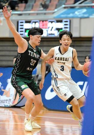 　第２Ｑ、関大・西村（右）のドリブル突破を食い止める天理大・石井（撮影・金居みつよし）